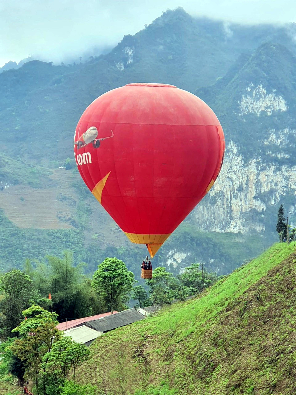 Khinh khí cầu bay trên Cao nguyên đá