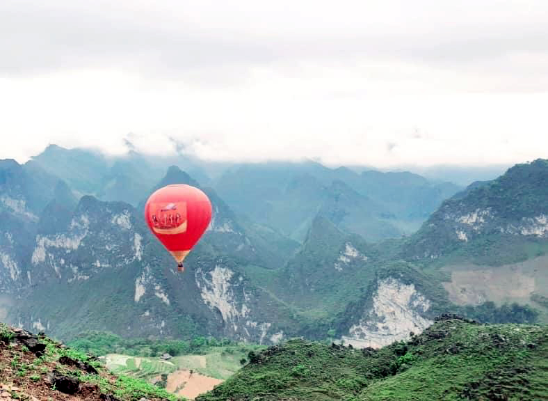 Khinh khí cầu bay trên Cao nguyên đá