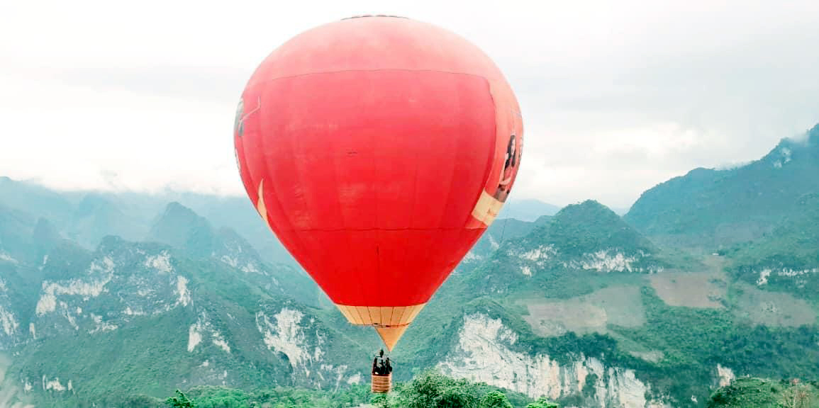 Khinh khí cầu bay trên Cao nguyên đá