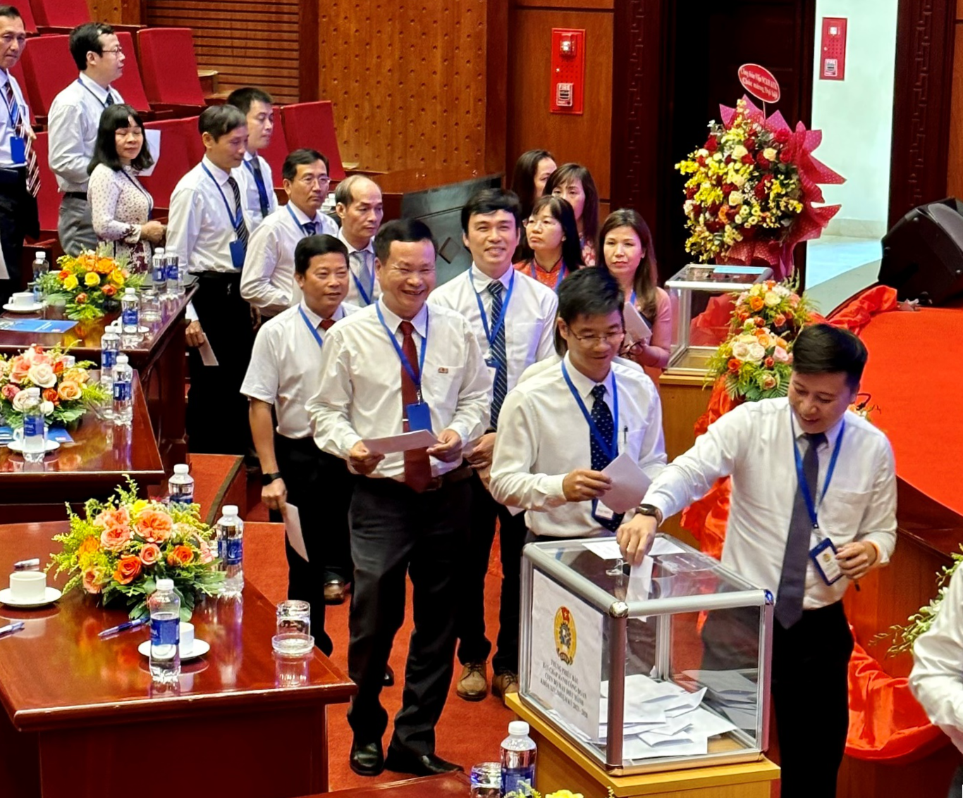 Các đại biểu tiến hành bầu cử