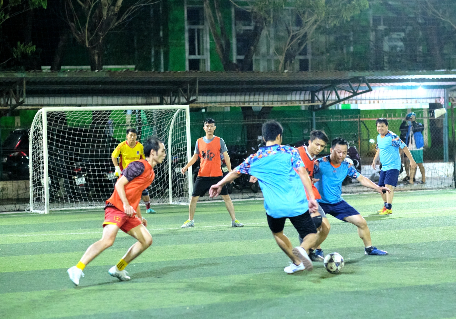 Một pha thi đấu bóng đá quyết liệt