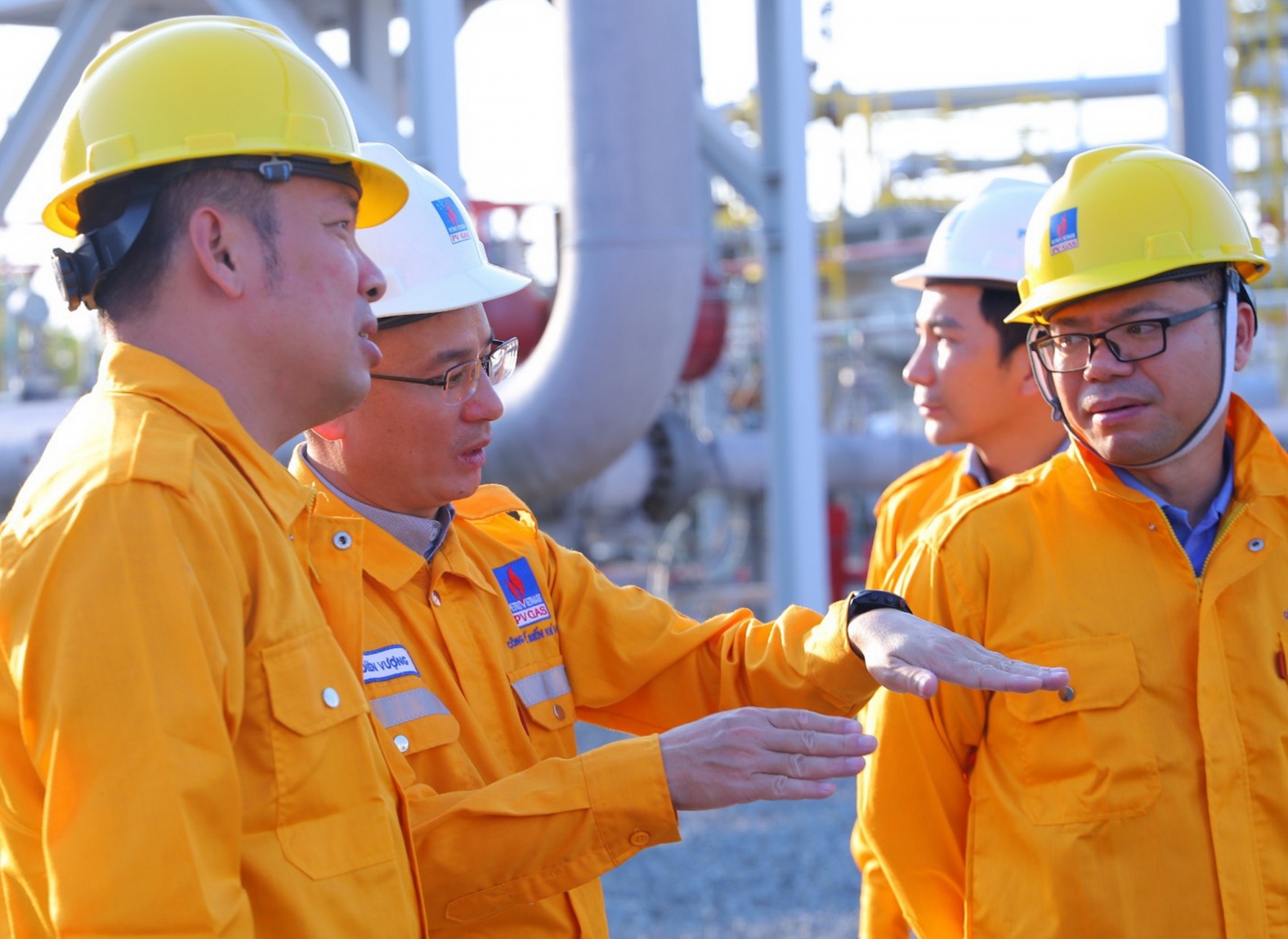 Phó giám đốc Công ty Chế biến Khí Vũng Tàu Hồ Diên Vượng trả lời các câu hỏi về công tác quản lý vận hành GPP