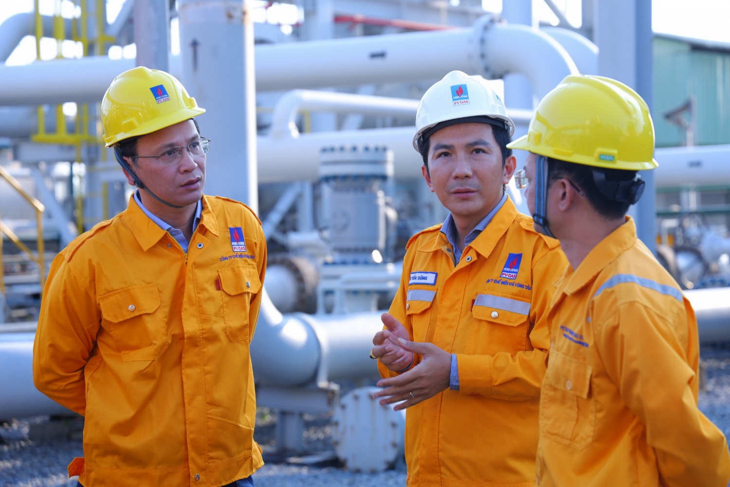 Phó giám đốc Công ty Chế biến Khí Vũng Tàu Bùi Tiến Dũng trao đổi chuyên môn cùng các thành viên