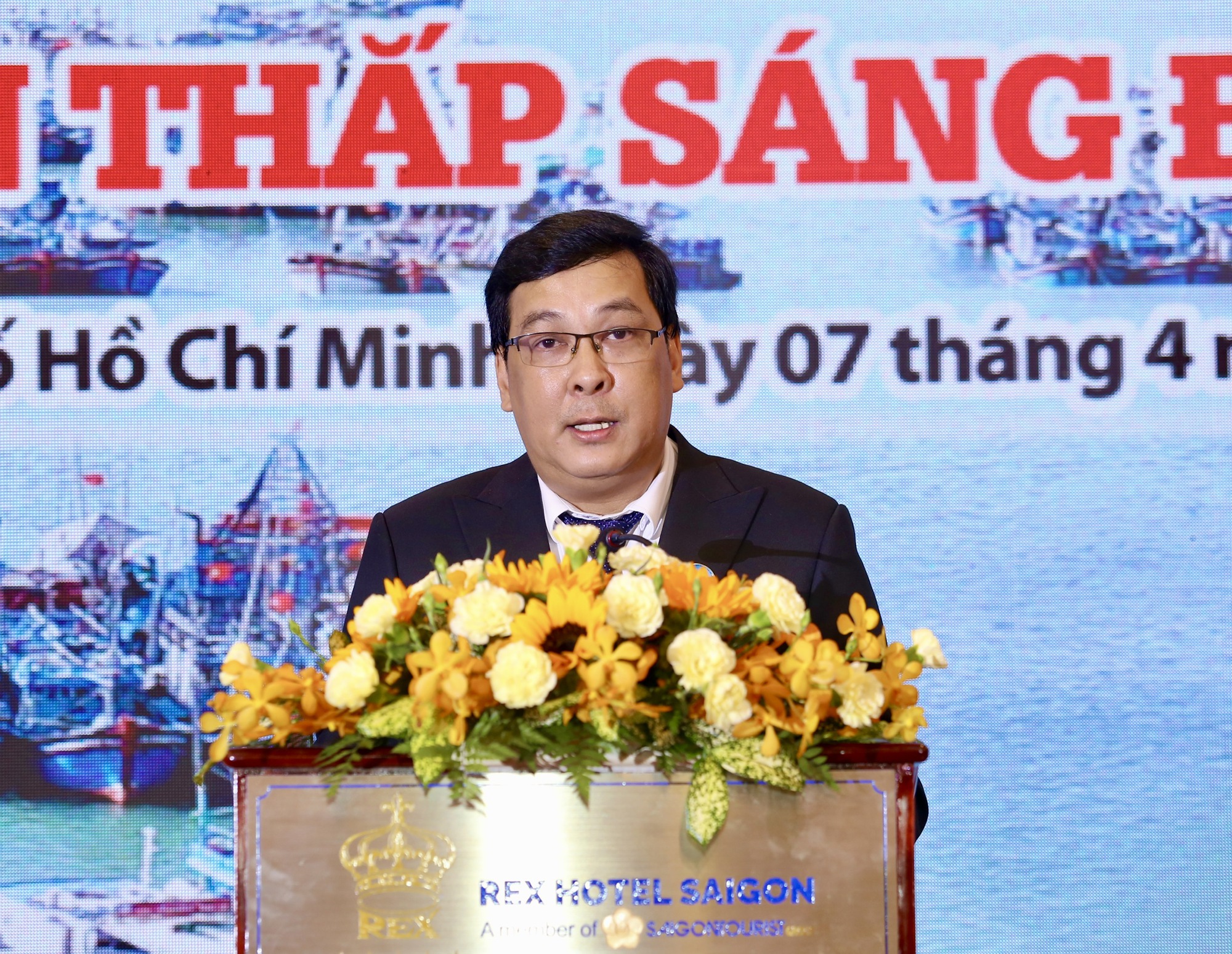 Cùng ngư dân 28 tỉnh, thành phố thắp sáng đèn trên biển