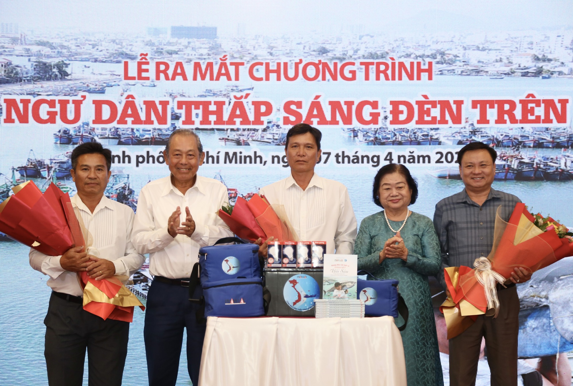 Cùng ngư dân 28 tỉnh, thành phố thắp sáng đèn trên biển