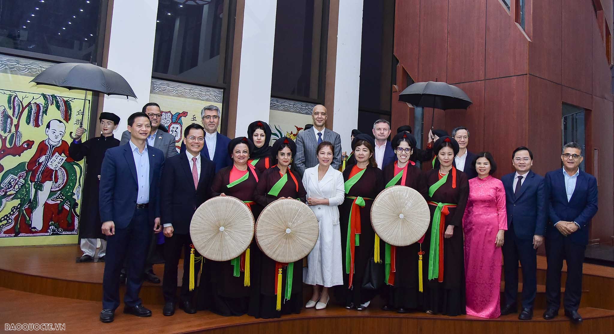 Khám phá vẻ đẹp Bắc Ninh – Kinh Bắc Bạn bè quốc tế trải nghiệm mặc áo tứ thân, khám phá vẻ đẹp Bắc Ninh-Kinh Bắc