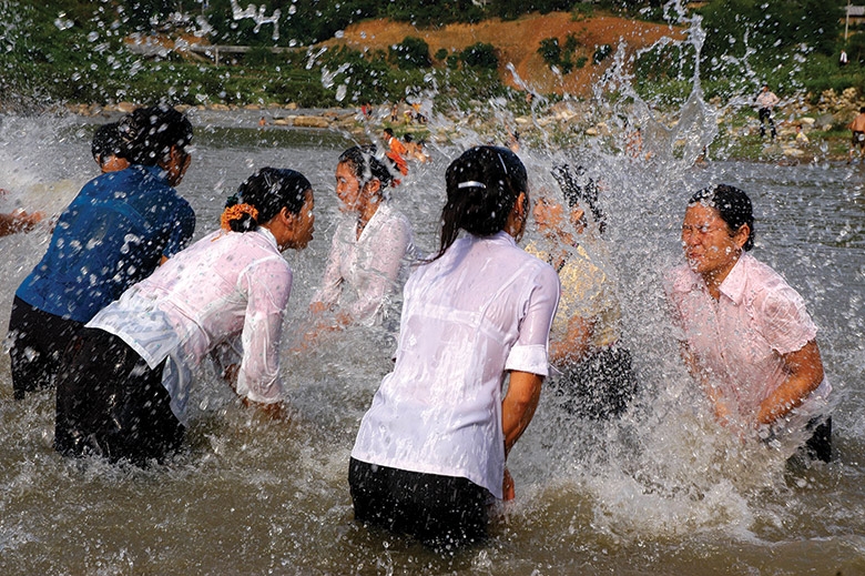 Về đất gió vui lễ hội té nước Về đất gió vui lễ hội té nước