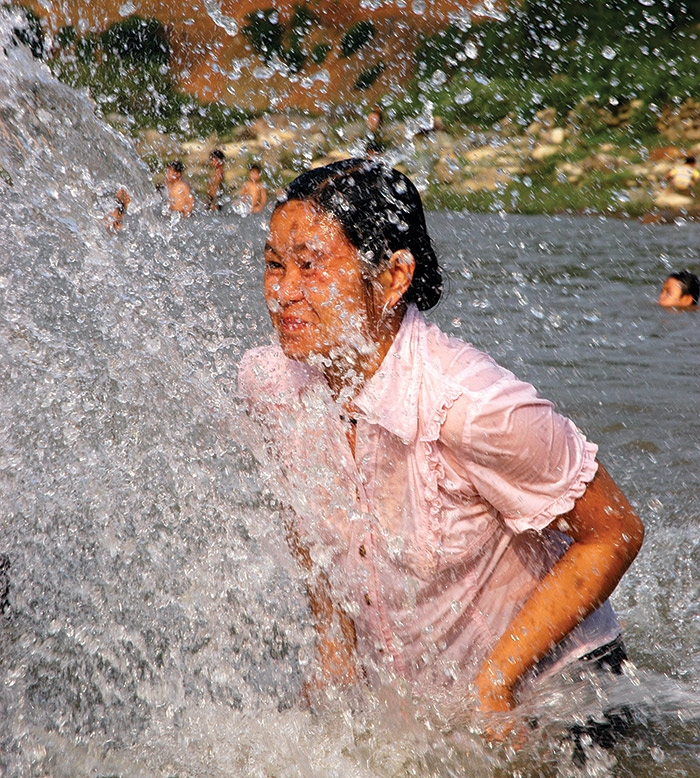 Về đất gió vui lễ hội té nước Về đất gió vui lễ hội té nước