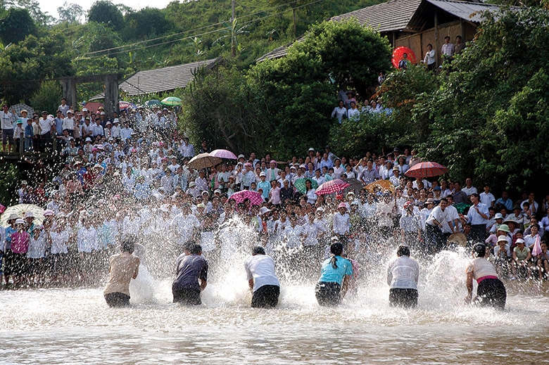 Về đất gió vui lễ hội té nước Về đất gió vui lễ hội té nước