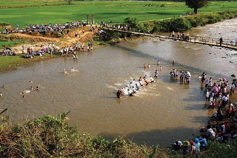 Về đất gió vui lễ hội té nước Về đất gió vui lễ hội té nước
