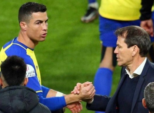 Cristiano Ronaldo chơi trò "ném đá giấu tay"