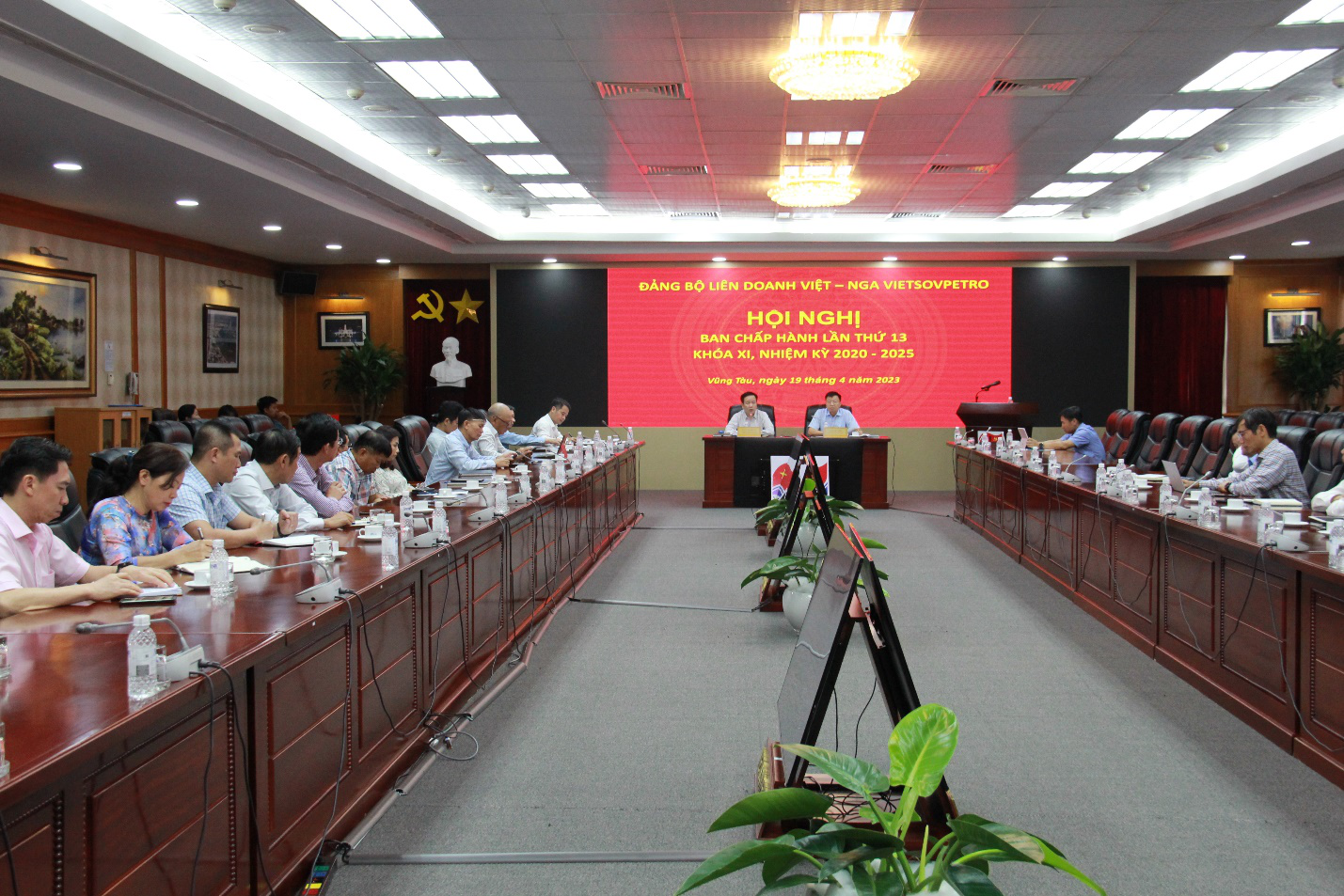 Hội nghị lần thứ 13 BCH Đảng bộ Vietsovpetro bầu bổ sung chức danh Bí thư Đảng ủy nhiệm kỳ 2020-2025 Hội nghị lần thứ 13 BCH Đảng bộ Vietsovpetro bầu bổ sung chức danh Bí thư Đảng ủy nhiệm kỳ 2020-2025