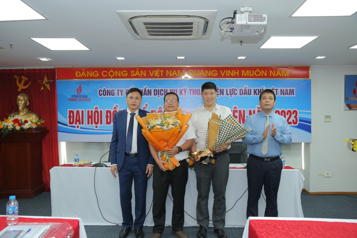 tặng hoa các Thành viên HĐQT, Ban Kiểm soát không tham gia nhiệm kỳ tới.