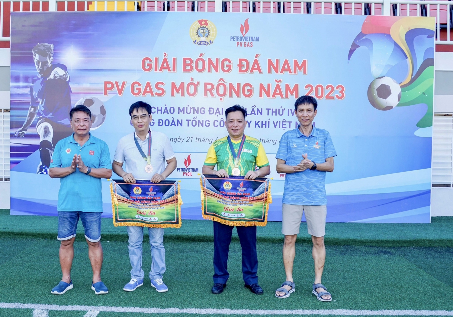 Trao đồng giải Ba của Giải cho 2 đội PVD và PCFCCo