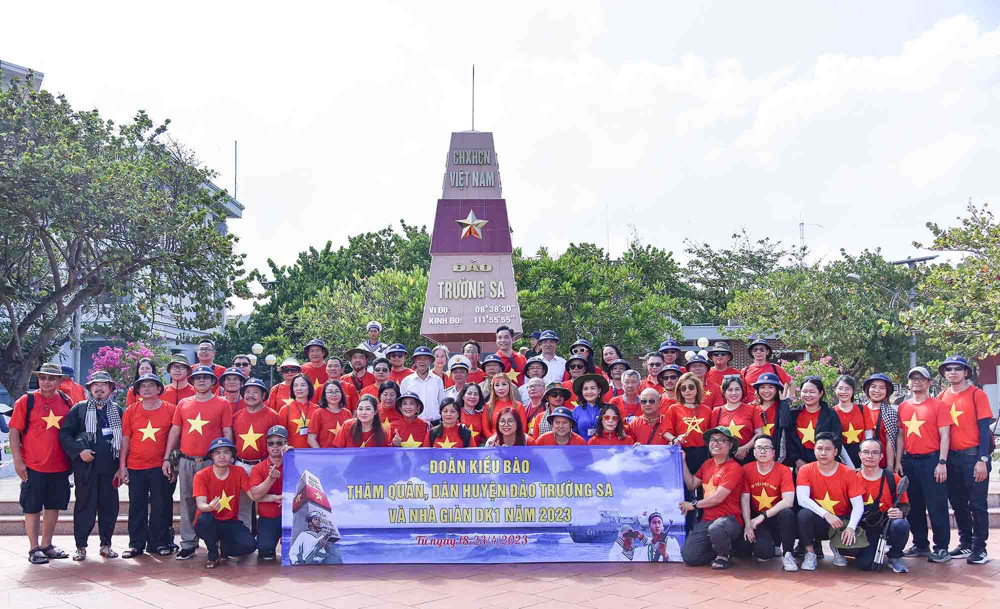 Hành trình đến Trường Sa và Nhà giàn DK1 của kiều bào Hành trình đến Trường Sa và Nhà giàn DK1 của kiều bào