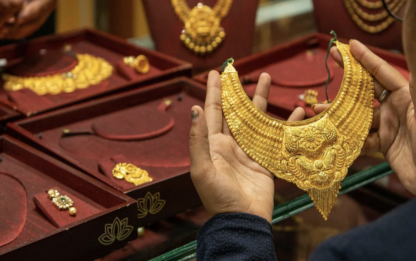 Giá vàng hôm nay (27/4): Bất ngờ lao dốc