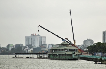 Cưỡng chế tháo dỡ những “du thuyền ma” cuối cùng trên hồ Tây