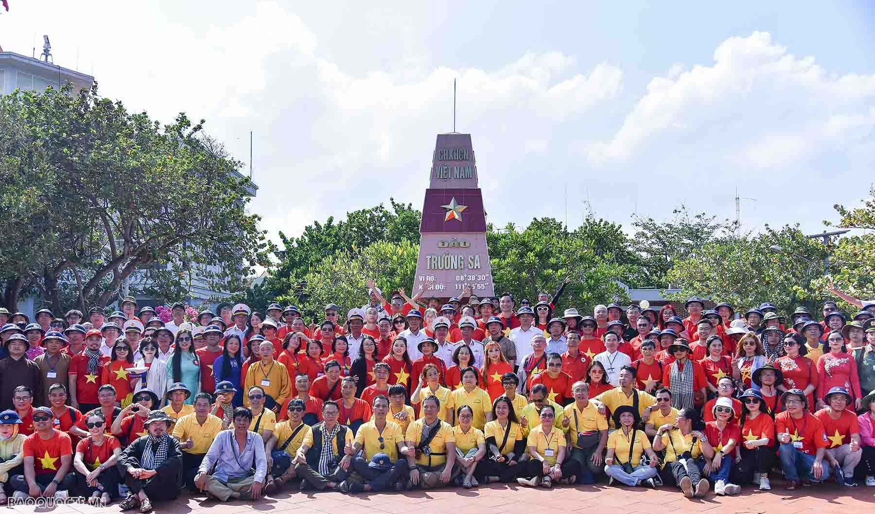 Hình ảnh đoàn kiều bào thăm và tặng quà quân dân quần đảo Trường Sa và Nhà giàn DK1 Hình ảnh Đoàn công tác số 4, đại biểu kiều bào thăm và tặng quà quân dân quần đảo Trường Sa, Nhà giàn DK1