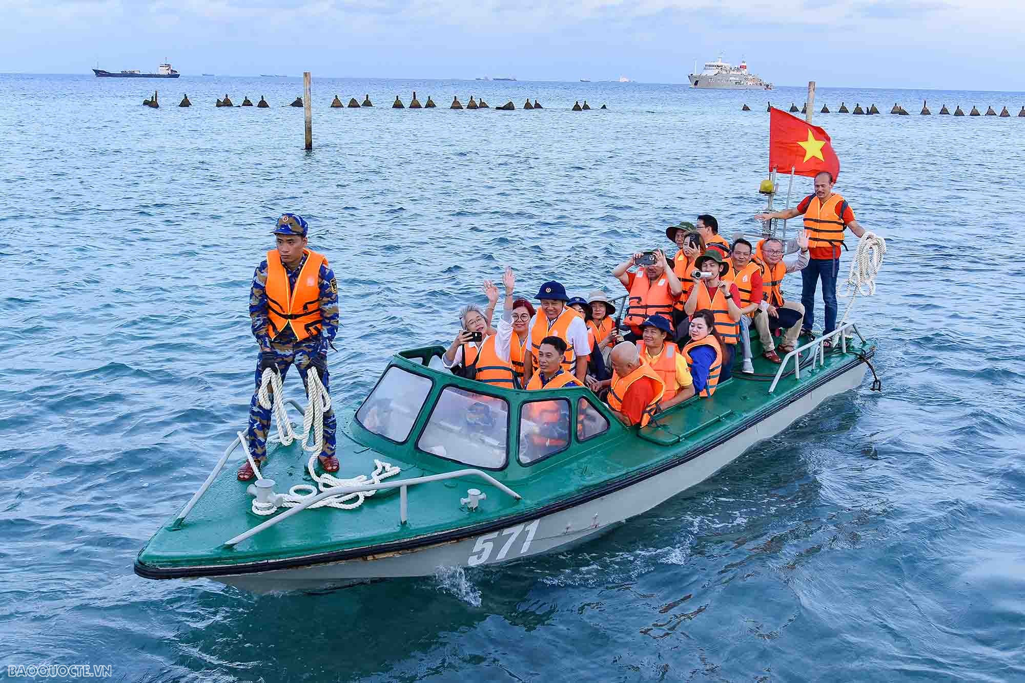 Trong hải trình năm nay, các đại biểu kiều bào đã đến thăm bốn điểm đảo gồm Sinh Tồn Đông, Len Đảo, Đá Tây B, Trường Sa và Nhà giàn DK1/16 Phúc Tần. Trong hải trình năm nay, các đại biểu kiều bào đã đến thăm bốn điểm đảo gồm Sinh Tồn Đông, Len Đảo, Đá Tây B, Trường Sa và Nhà giàn DK1/16 Phúc Tần.