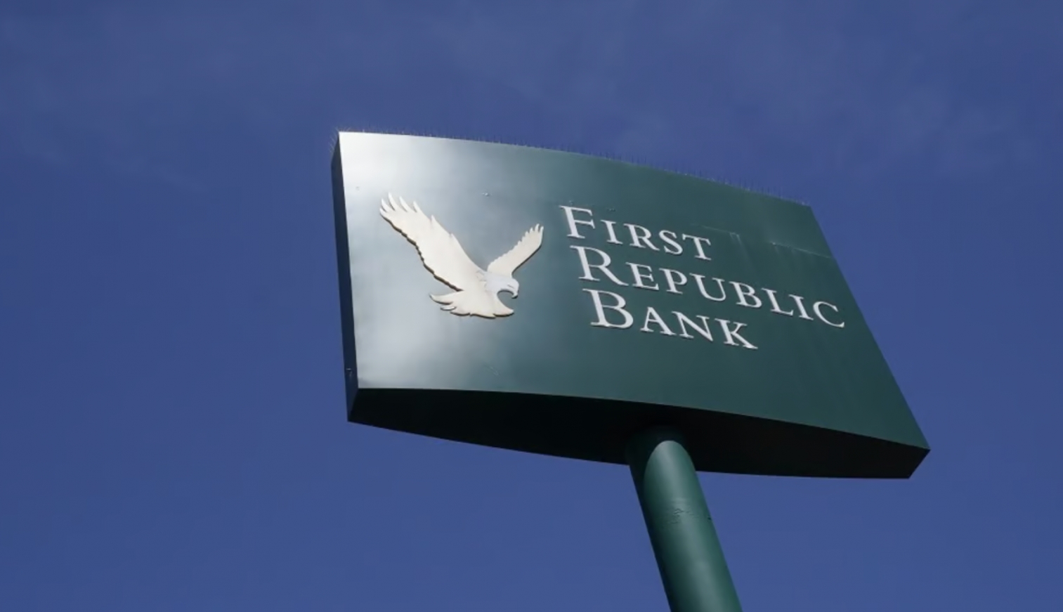First Republic Bank bị buộc “bán mình” cho JPMorgan Chase