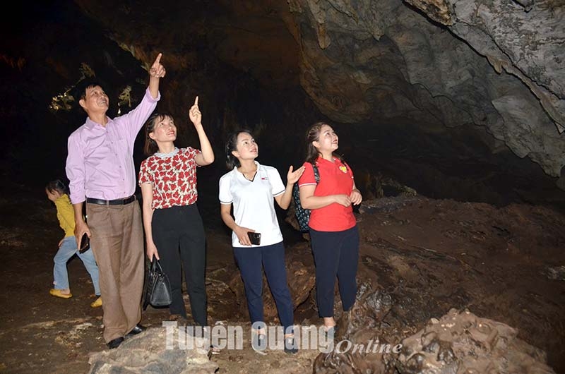 Khám phá hang Bó Kim