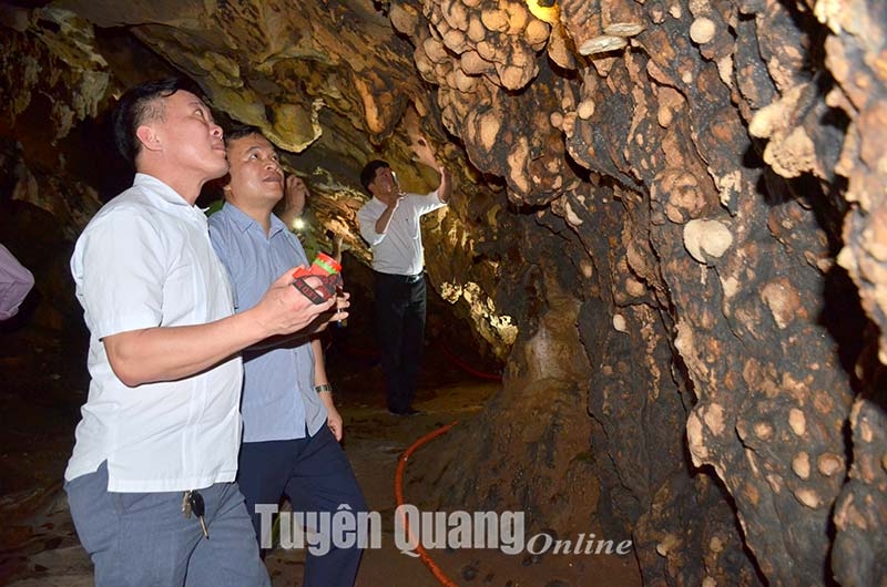 Khám phá hang Bó Kim