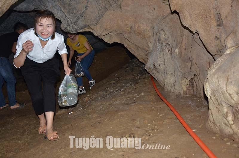 Khám phá hang Bó Kim