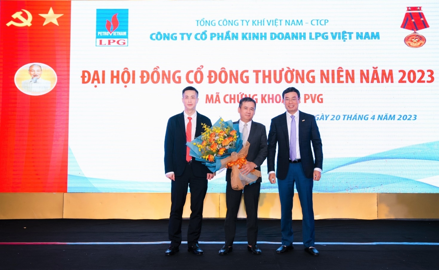 Ông Triệu Quốc Tuấn - Thành viên HĐQT Tổng công ty và ông Nguyễn Hải Long - thành viên HĐQT, Giám đốc PV GAS LPG tặng hoa chúc mừng ông Hoàng Việt Dũng - Tân Chủ tịch HĐQT PV GAS LPG.