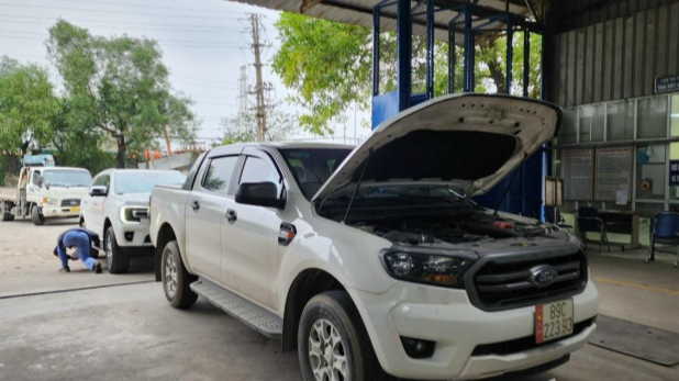 Căn cứ thời hạn trên giấy chứng nhận và tem kiểm định đã được cấp, cơ quan quản lý nhà nước về đăng kiểm sẽ có văn bản điện tử xác nhận thời hạn kiểm định lần tới cho xe mà không phải cấp lại tem, giấy chứng nhận kiểm định và chủ xe không phải đưa xe đến trung tâm đăng kiểm để thực hiện kiểm định lại - Ảnh: Báo GT