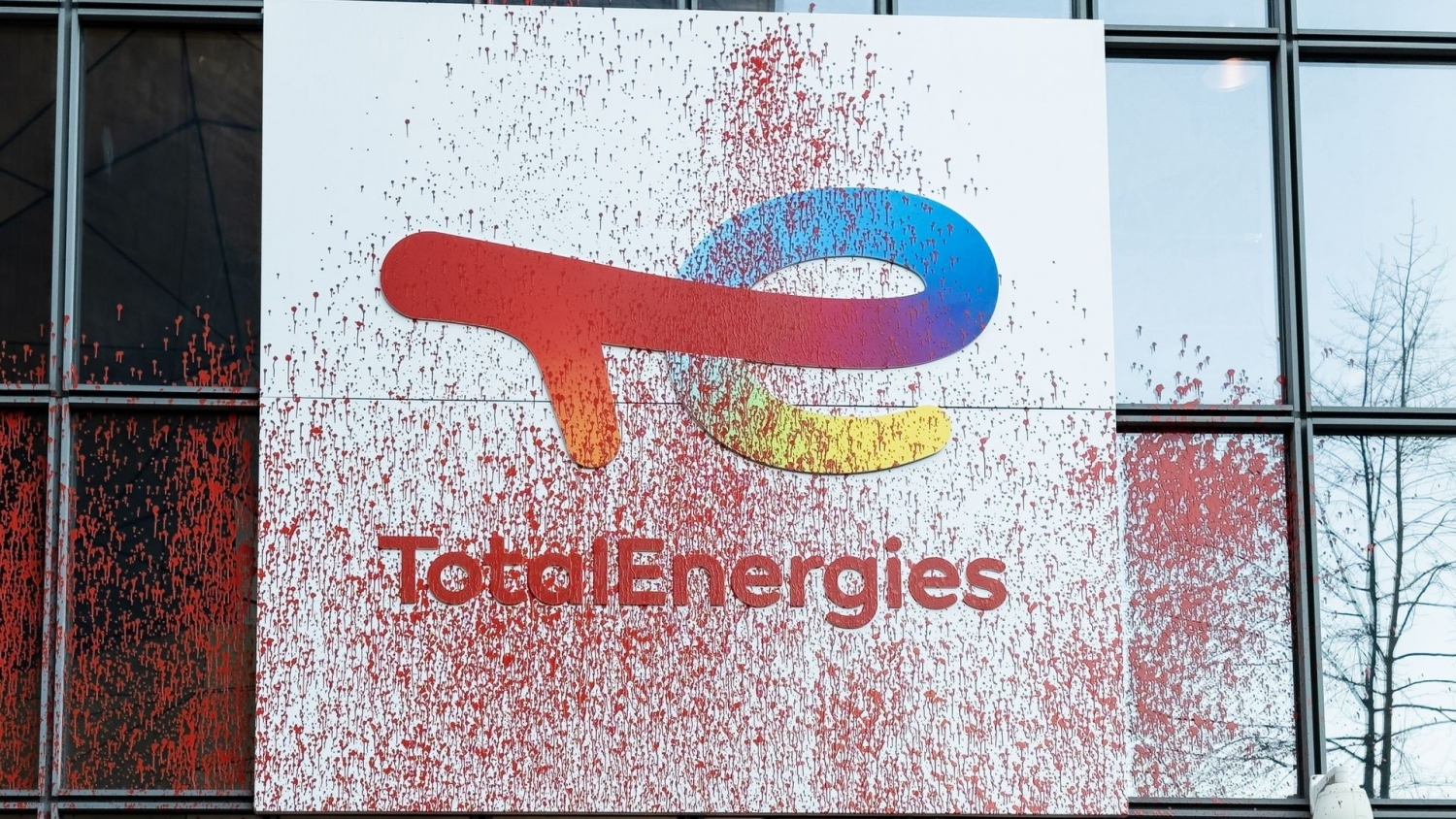 TotalEnergies kiện tổ chức môi trường Hòa bình Xanh TotalEnergies kiện tổ chức môi trường Hòa bình Xanh