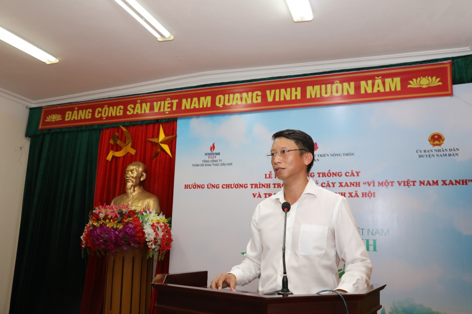 PVEP phát động trồng cây xanh và trao tài trợ an sinh xã hội tại tỉnh Nghệ An PVEP phát động trồng cây xanh và trao tài trợ an sinh xã hội tại tỉnh Nghệ An