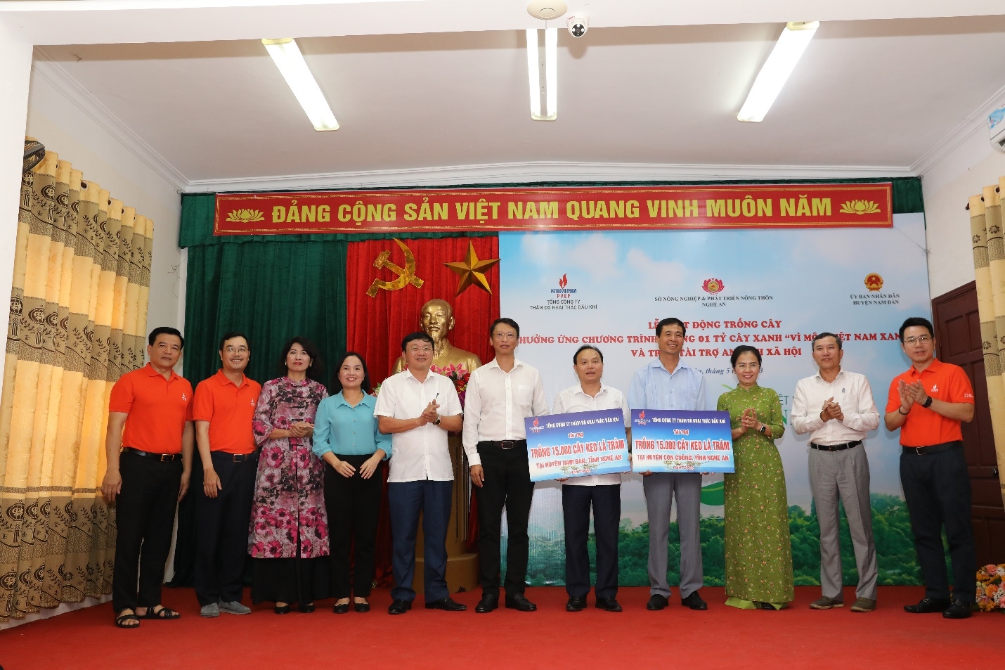 PVEP phát động trồng cây xanh và trao tài trợ an sinh xã hội tại tỉnh Nghệ An PVEP phát động trồng cây xanh và trao tài trợ an sinh xã hội tại tỉnh Nghệ An