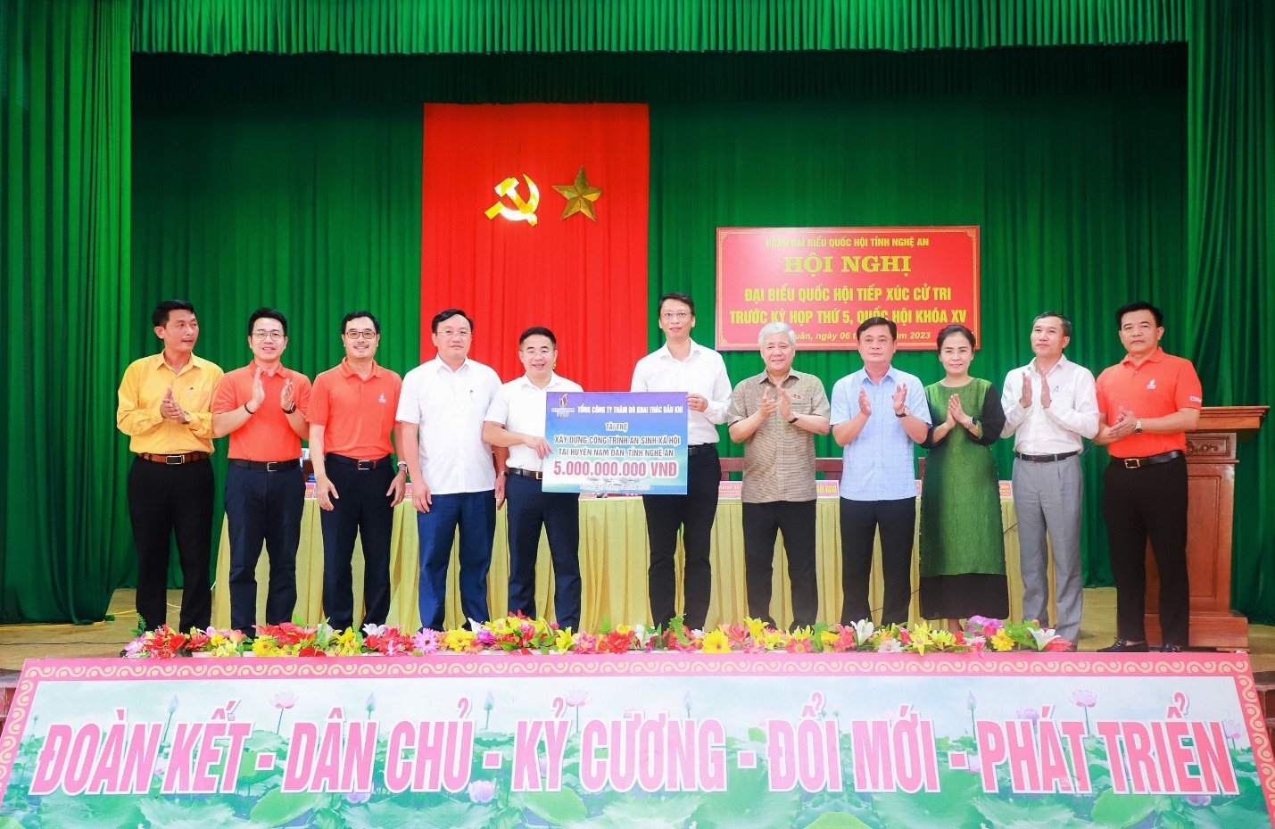 PVEP phát động trồng cây xanh và trao tài trợ an sinh xã hội tại tỉnh Nghệ An PVEP phát động trồng cây xanh và trao tài trợ an sinh xã hội tại tỉnh Nghệ An