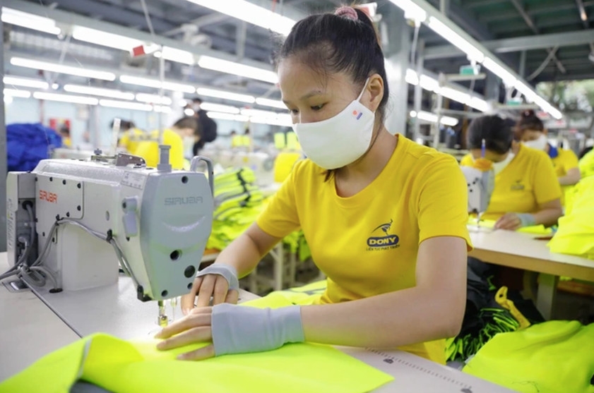 Dự thảo luật Bảo hiểm xã hội sửa đổi đề xuất điều chỉnh mức lương đóng BHXH (Ảnh minh họa: Hữu Khoa).