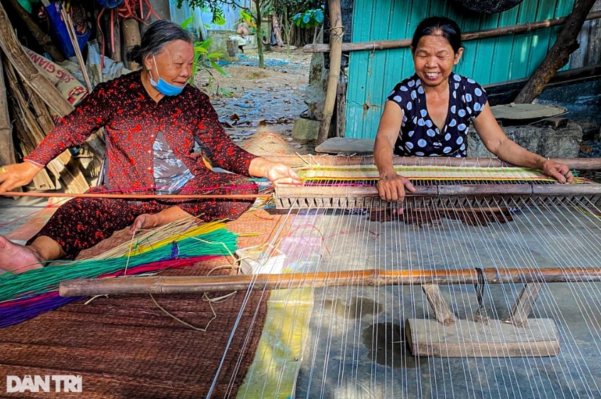 Bà Dương Thị Thông (bìa phải) là người cuối cùng dệt chiếu Cẩm Nê (Ảnh: Hậu Nga).