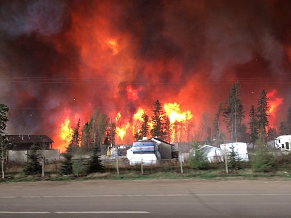 Canada: Các hãng dầu khí lớn tái khởi động khai thác dầu khí sau cháy rừng