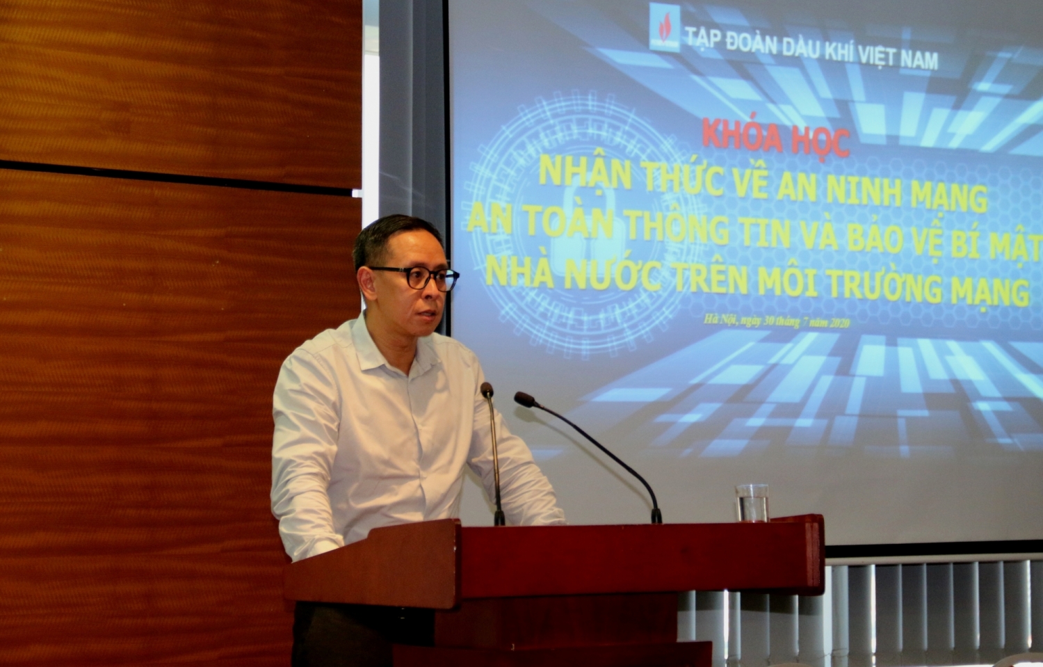 “Nhận thức về an ninh mạng, an toàn thông tin và bảo vệ bí mật nhà nước trên môi trường mạng”