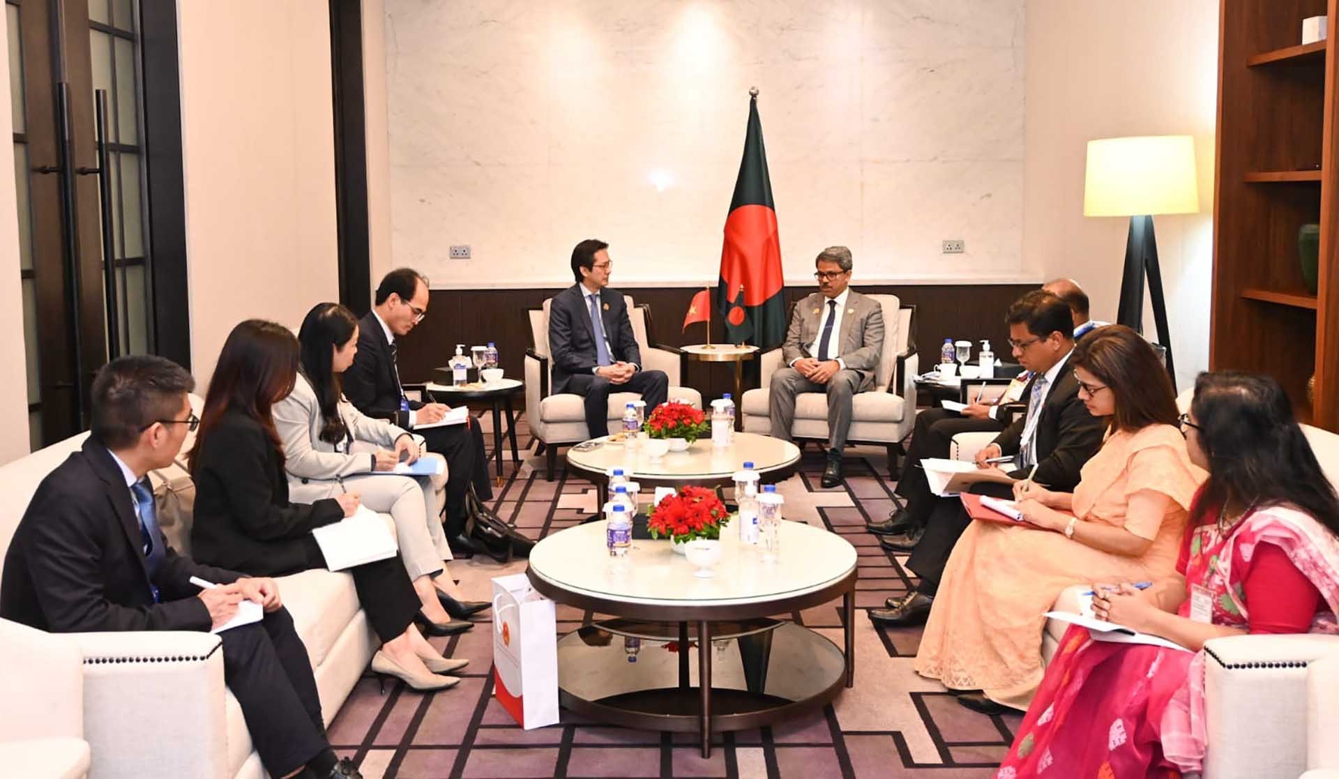 Thứ trưởng Đỗ Hùng Việt chào Quốc vụ khanh Bộ Ngoại giao Bangladesh Shariar Alam.