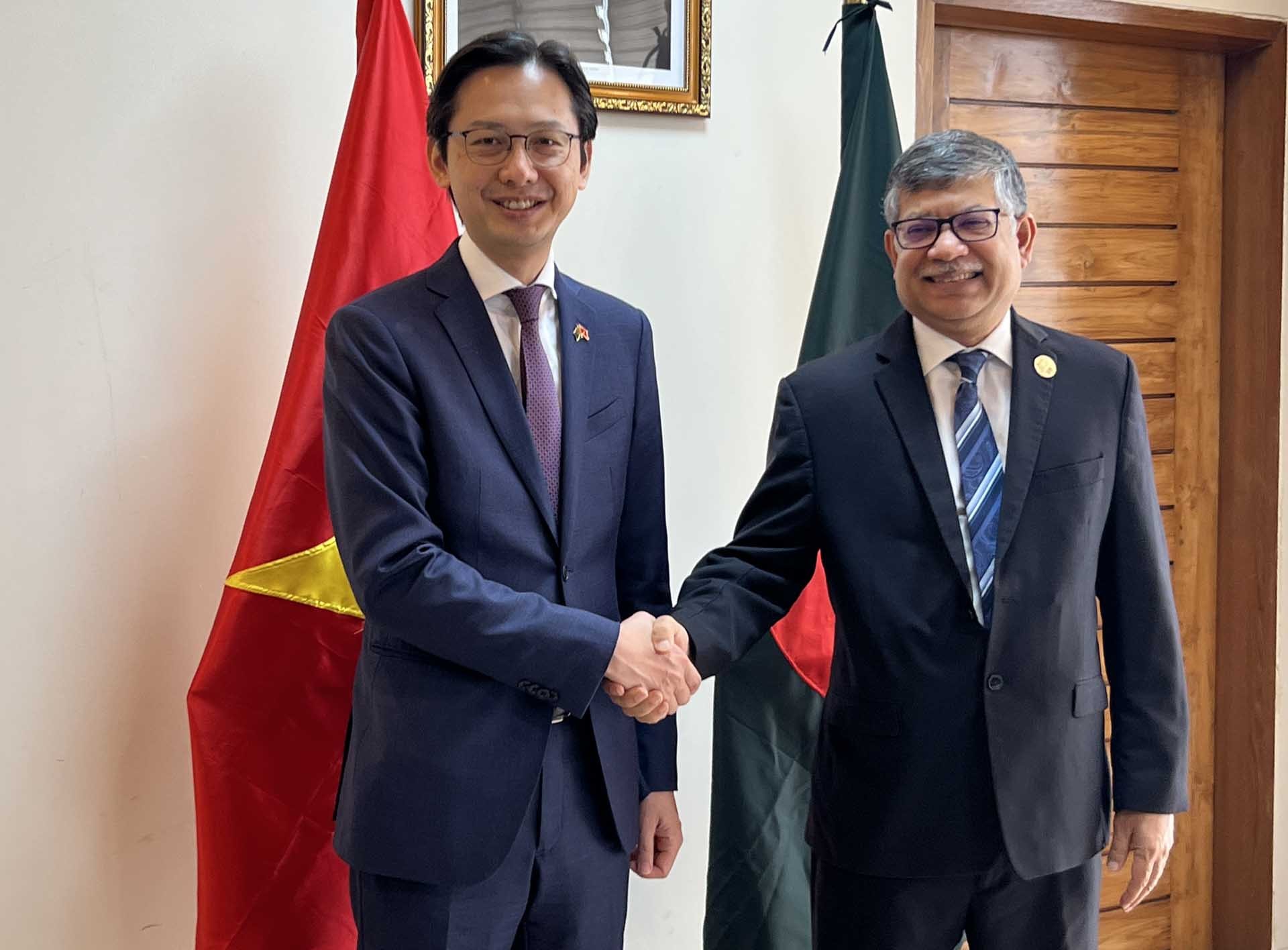 Thứ trưởng Ngoại giao Đỗ Hùng Việt và Thứ trưởng Ngoại giao Bangladesh Masud Bin Momen.