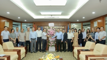 Chủ tịch Hội Dầu khí Việt Nam chúc mừng tập thể nhà khoa học, cán bộ Viện Dầu khí Việt Nam