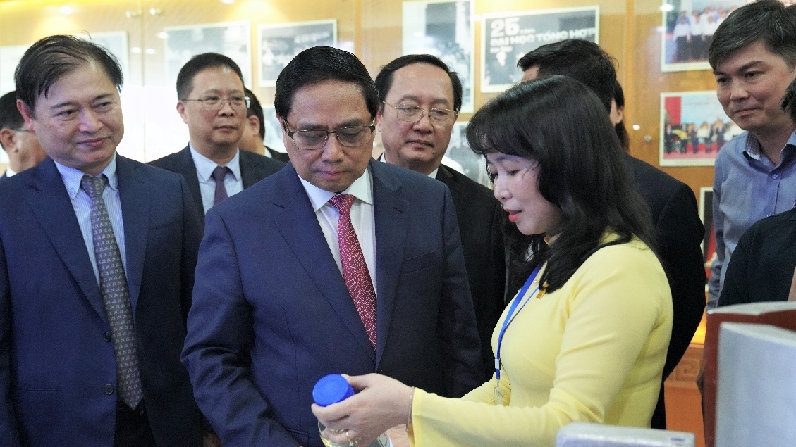 Thủ tướng Chính phủ thăm gian triển lãm sản phẩm khoa học công nghệ của VPI