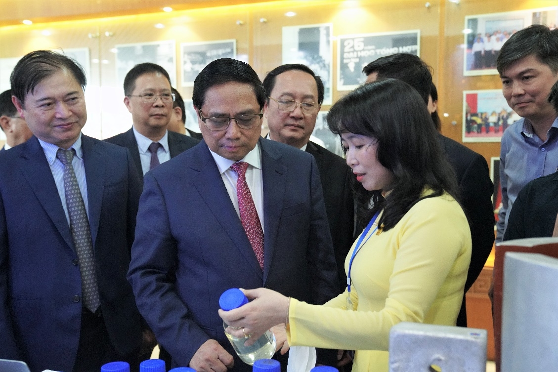 Thủ tướng Chính phủ thăm gian triển lãm sản phẩm khoa học công nghệ của VPI