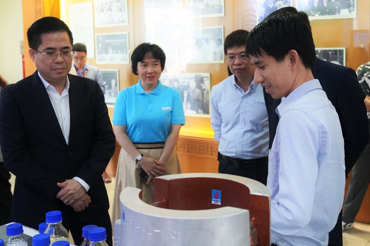 Thủ tướng Chính phủ thăm gian triển lãm sản phẩm khoa học công nghệ của VPI