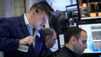 Thị trường chứng khoán thế giới ngày 17/5: Dow Jones khởi sắc với hy vọng về thỏa thuận trần nợ công