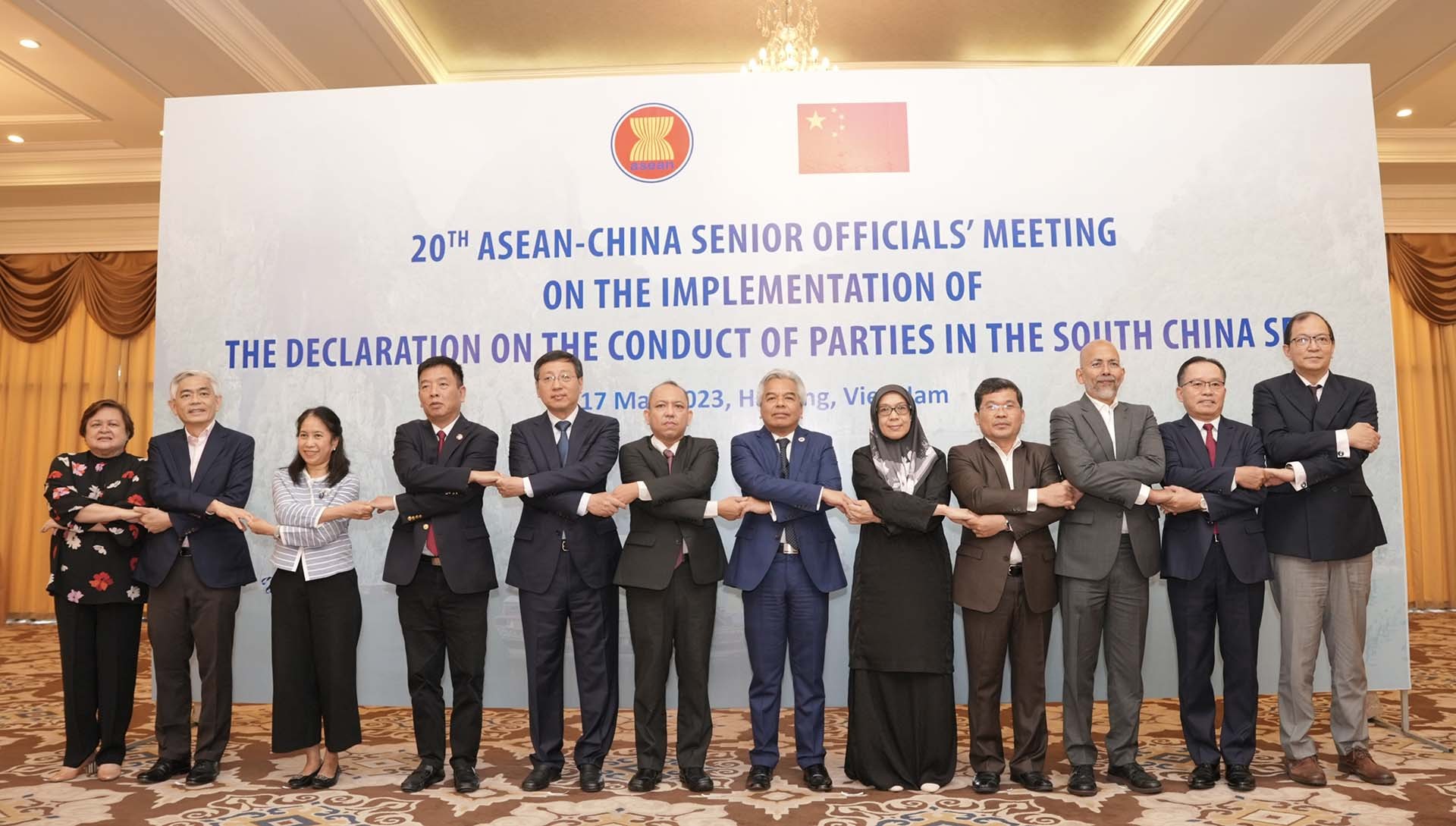 Các đại biểu chụp ảnh lưu niệm.