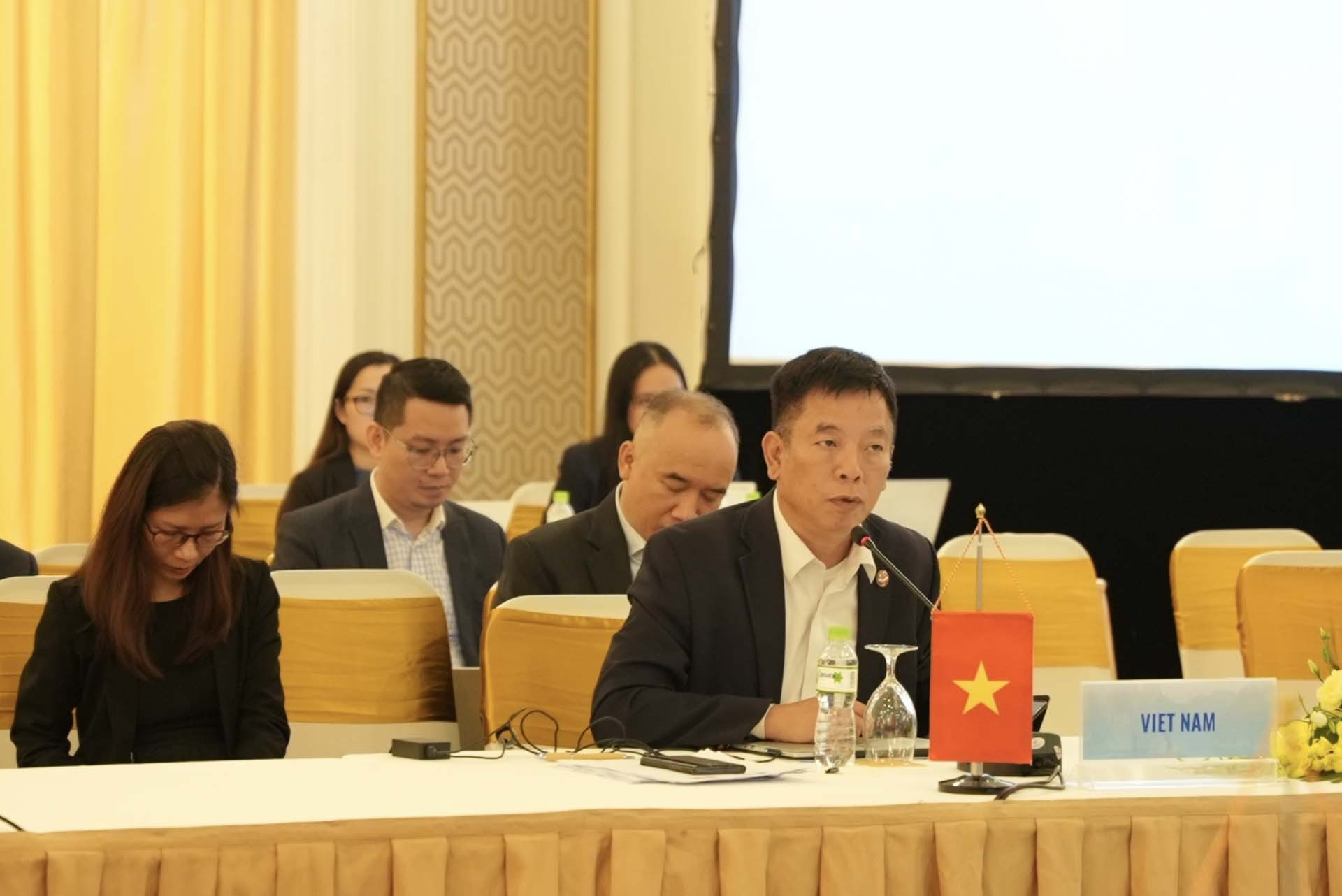 Đại sứ Vũ Hồ, Quyền Trưởng SOM ASEAN Việt Nam dẫn đầu đoàn Việt Nam tham dự các Hội nghị.