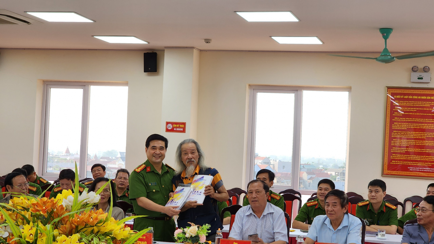 Sơ kết 01 tháng triển khai cuộc thi sáng tác ca khúc chủ đề “Công an quận Bắc Từ Liêm - Những mùa hoa chiến công” Sơ kết 01 tháng triển khai cuộc thi sáng tác ca khúc chủ đề “Công an quận Bắc Từ Liêm - Những mùa hoa chiến công”