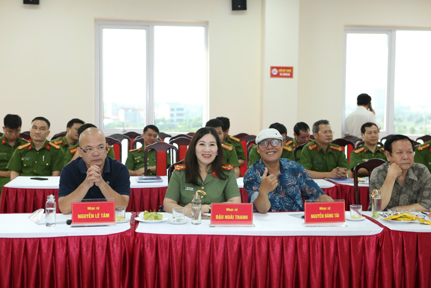 Sơ kết 01 tháng triển khai cuộc thi sáng tác ca khúc chủ đề “Công an quận Bắc Từ Liêm - Những mùa hoa chiến công” Sơ kết 01 tháng triển khai cuộc thi sáng tác ca khúc chủ đề “Công an quận Bắc Từ Liêm - Những mùa hoa chiến công”