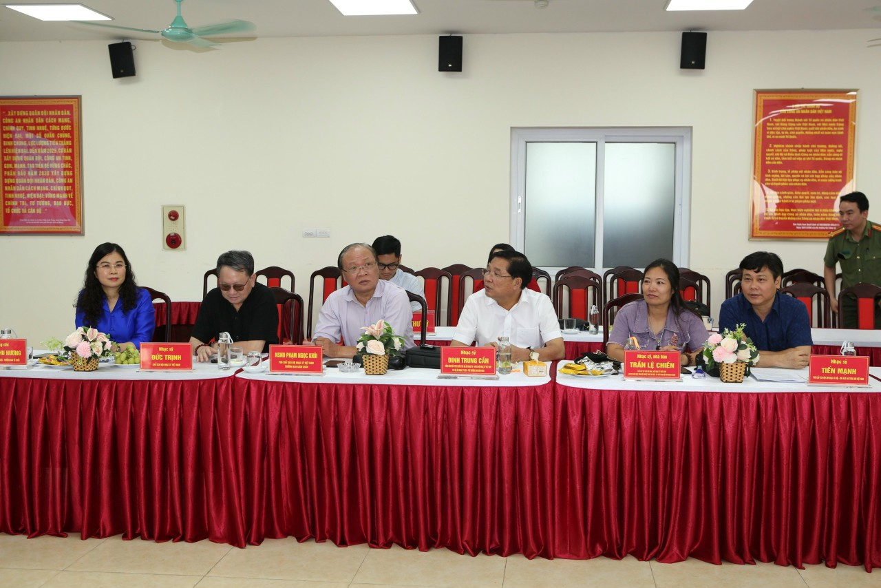 Sơ kết 01 tháng triển khai cuộc thi sáng tác ca khúc chủ đề “Công an quận Bắc Từ Liêm - Những mùa hoa chiến công” Sơ kết 01 tháng triển khai cuộc thi sáng tác ca khúc chủ đề “Công an quận Bắc Từ Liêm - Những mùa hoa chiến công”
