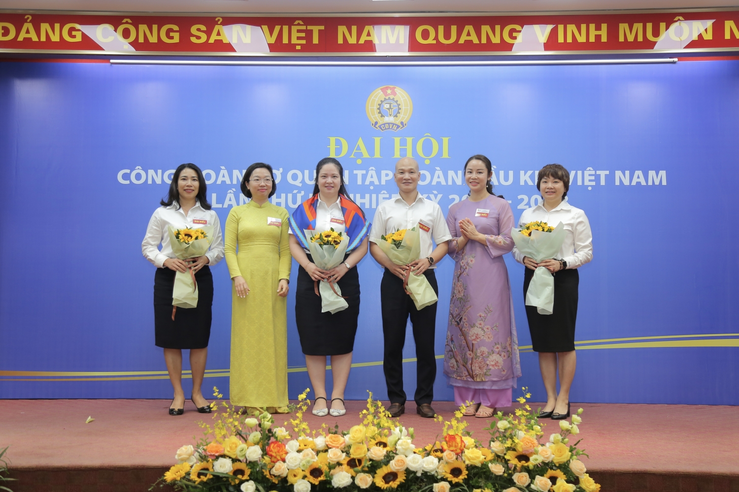 Cùng thành công qua cuộc thi online  